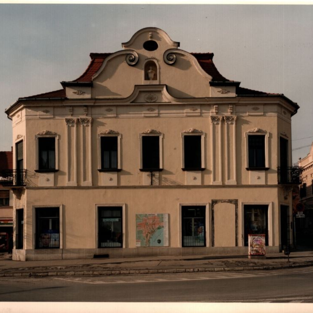 Gyógyszertár, volt cukrászda